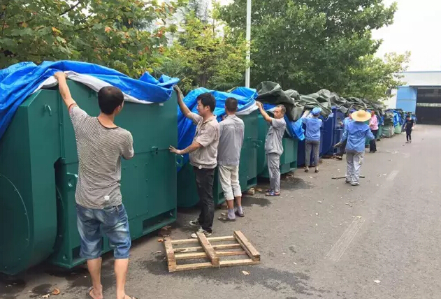 西玛电机员工众志成城，为露天的高压电机盖上雨布